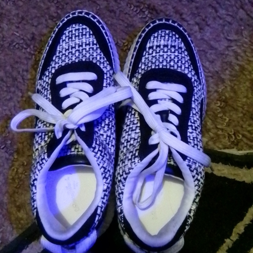 Women tennis shoes Black & White universal thread size 8
